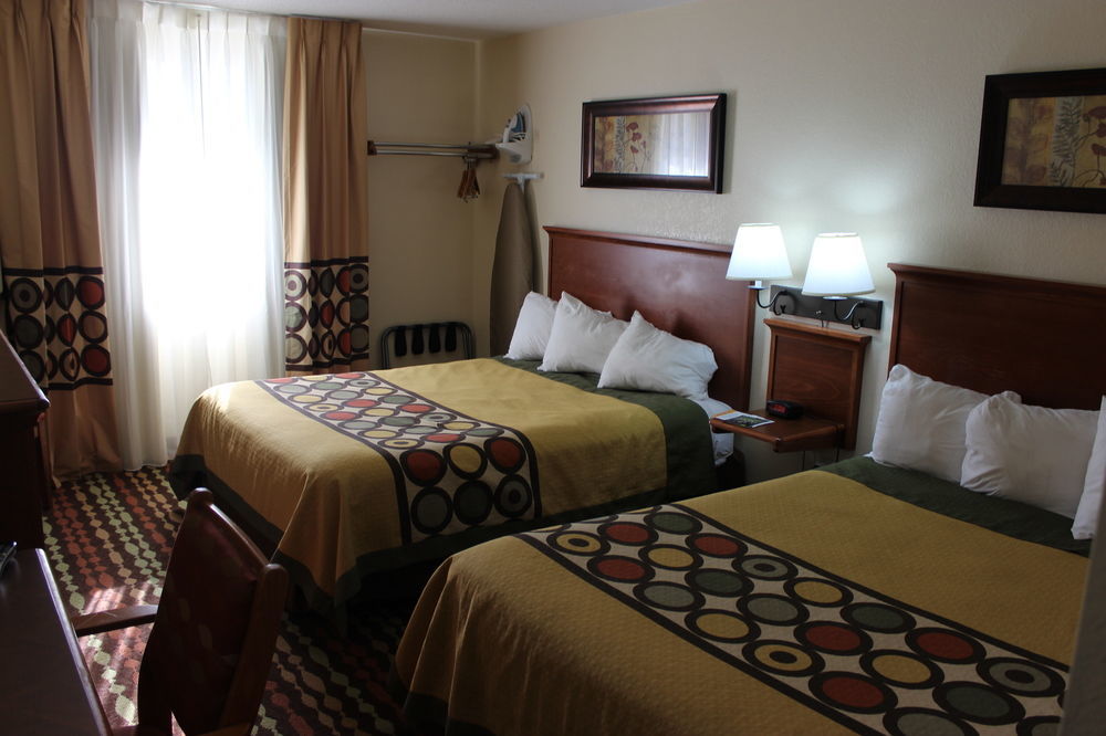 Super 8 By Wyndham Grand Forks Otel Dış mekan fotoğraf