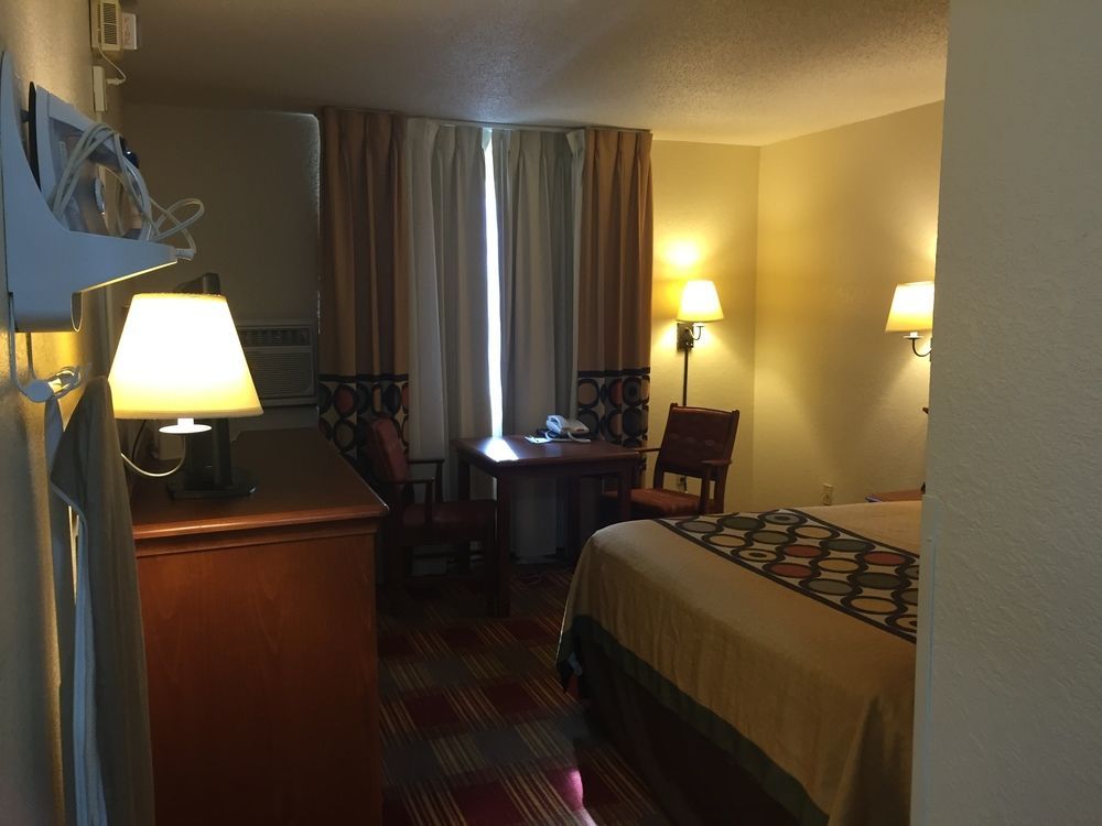Super 8 By Wyndham Grand Forks Otel Dış mekan fotoğraf