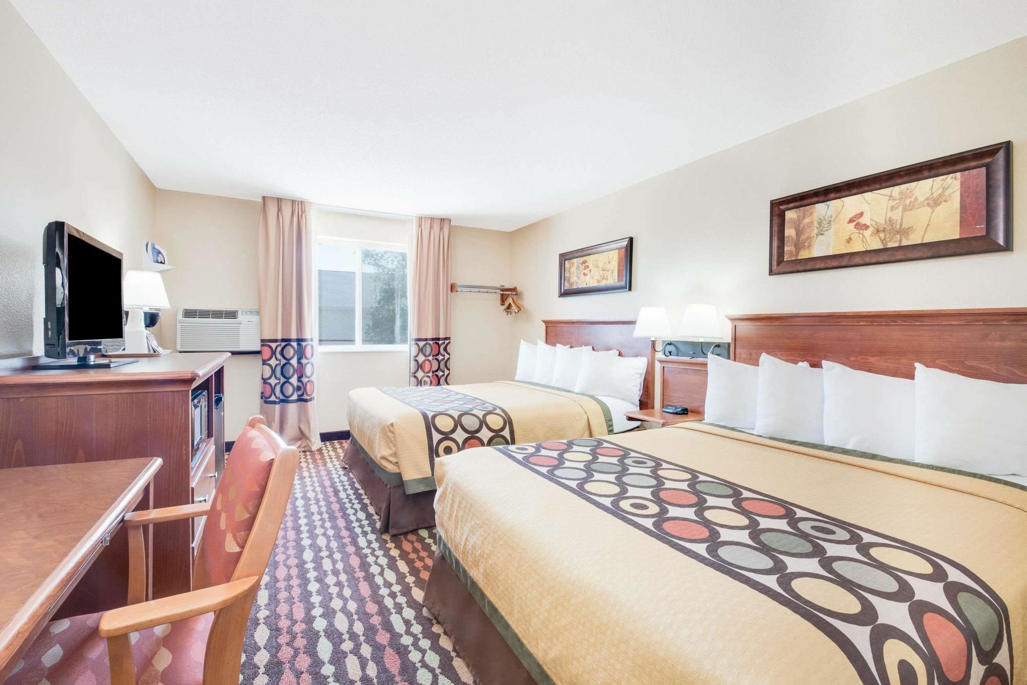 Super 8 By Wyndham Grand Forks Otel Dış mekan fotoğraf
